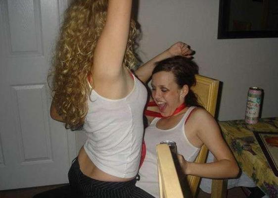 15P Wild Drunk College Coeds Party And Flash Boobs