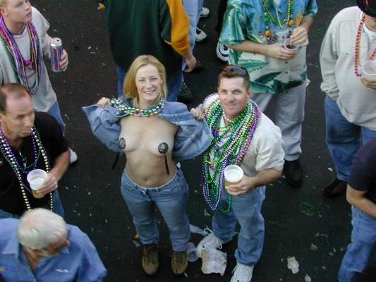 15P Chicas mardigras borrachas se vuelven locas y muestran sus tetas a la multitud