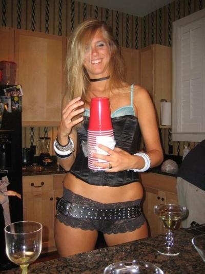15P Hot pics of drunk college babes posing nude in parties