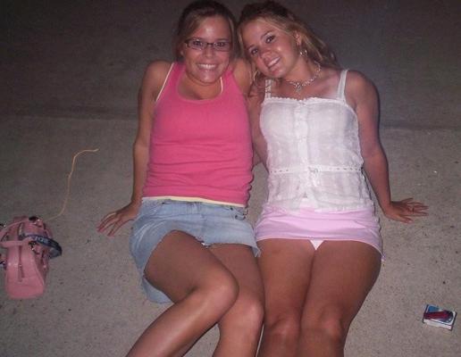15P Des étudiantes ivres exhibent leurs seins pour des mecs en chaleur