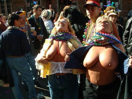 15P Drunk girls show boobs at mardis gras