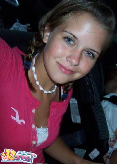 15P Real teen girlfriends take cell phone pics of themselves