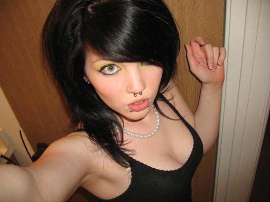 10P Cute amateur emo girlfriends taking naughty pics