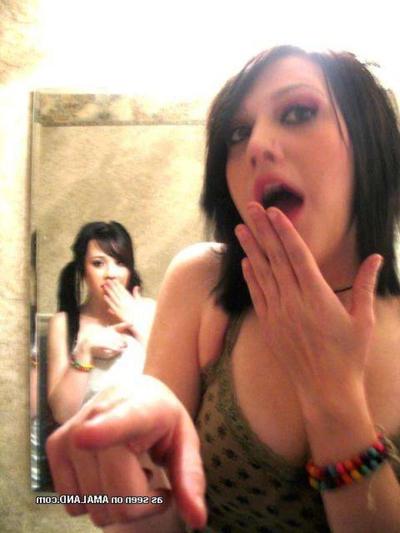 18P Emo girlfriends posing for cell phones