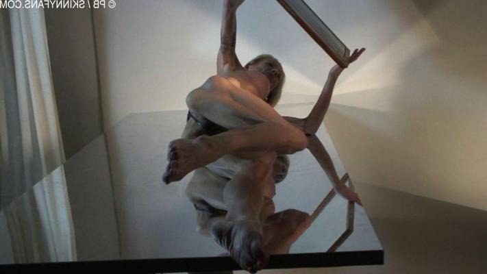 16P mulher anoréxica posando com um espelho