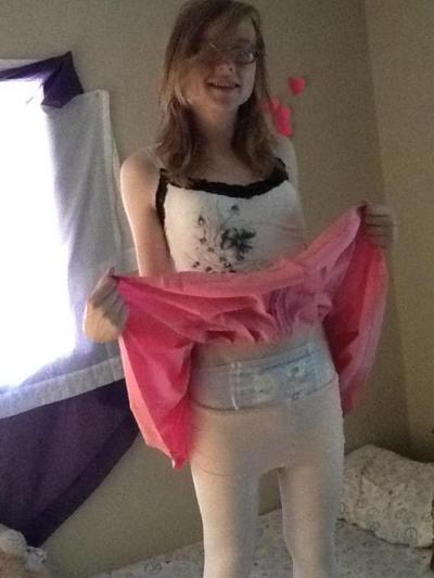 10P Teen TS Riley Kilo wearing diapers to catch her piss from her trap cock