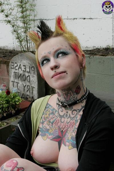 16P Heißes tätowiertes Punk-Babe von Gravestone