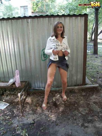 15P Cute girl pissing outdoors