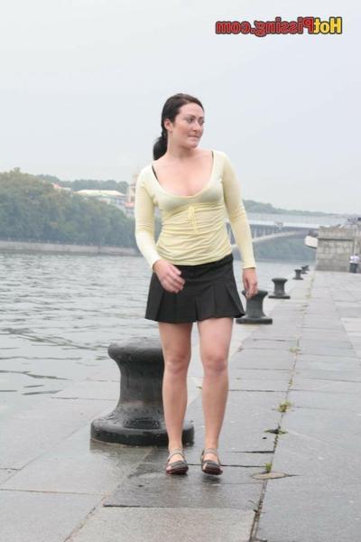 15P Girl pissing outdoors