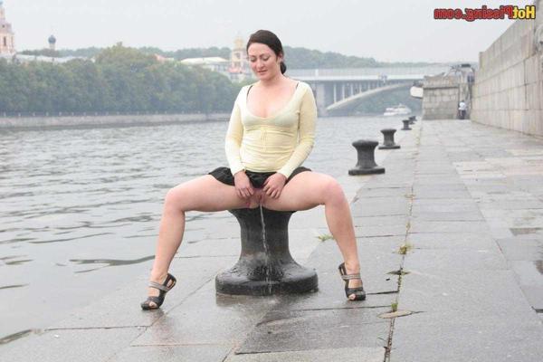 15P Slut pissing outdoors