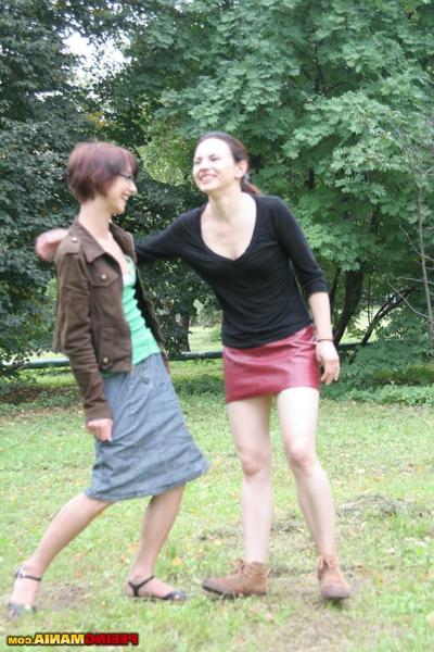15P A la lesbische Outdoor-Tittenspiele und Pissspiele von zwei lussigen Süßen