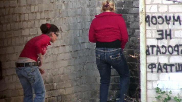 15P Heißes Girl mit roten Haaren beim heimlichen Pinkeln gefilmt
