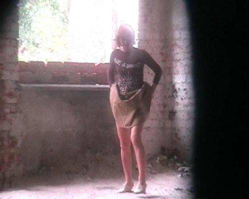 15P Jolly blondie in stockings caught doing a piss outdoors