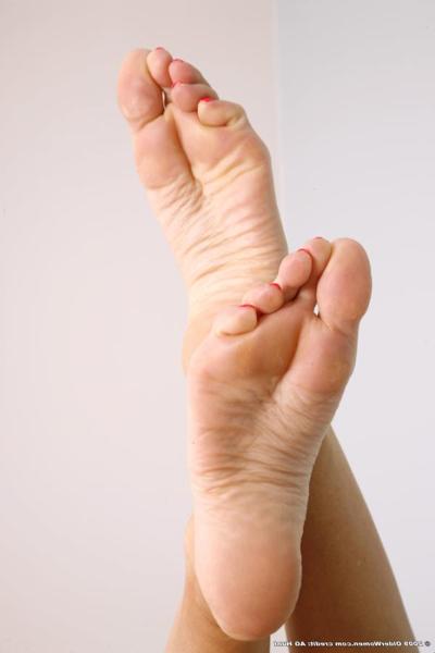 16P Athetic older gal indulges your mature foot fetish