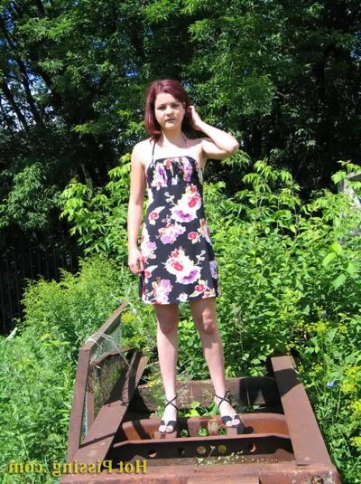 15P Amateur teen posing and peeing