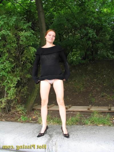 15P Sexy amateur babe pissing
