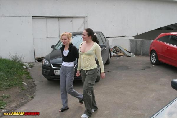 15P Duas garotas nojentas e agachadas esvaziam a bexiga entre os carros