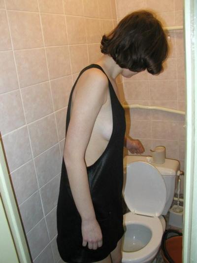 15P Hot amateur brunette peeing