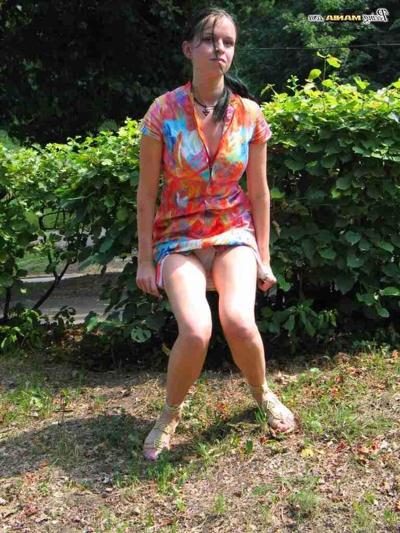 16P Girl peeing outdoors