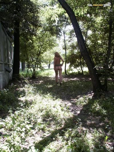 15P Cutie shows out her naked boobs and pinkie while peeing in the woods
