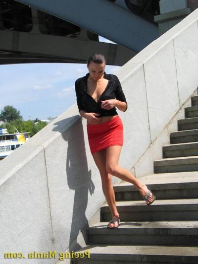 15P Brunette wants to pee so desperately that do it on the outdoor stairs