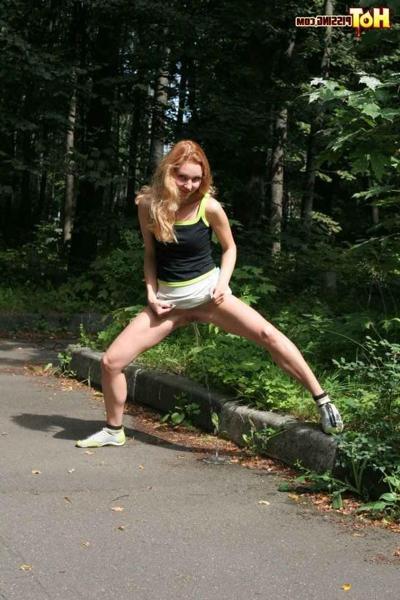 16P Girl pissing outdoors