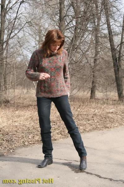 15P Sexy daring girl stops in the middle of the road to empty her bladder