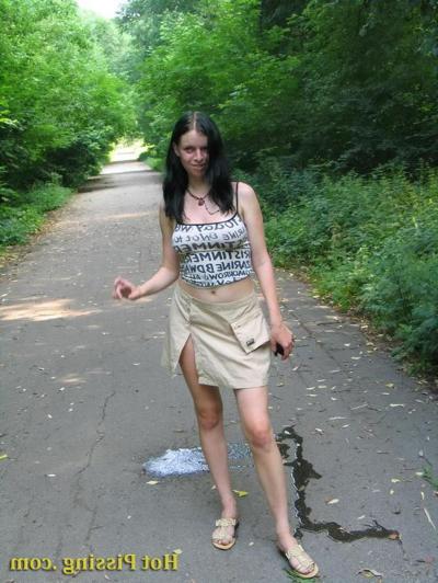15P Amazing brunette squats in the middle of the road and starts leaking