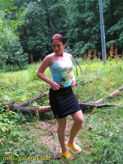 15P Horny chickie pulls up her skirt and enjoys taking a piss on the glade