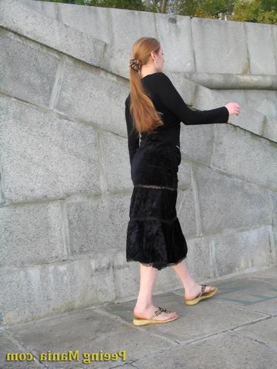 15P Hermosa nena se levanta el vestido y hace un charco de orina al aire libre