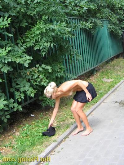 15P Minx absolument nue écarte les jambes et fait pipi dans la rue