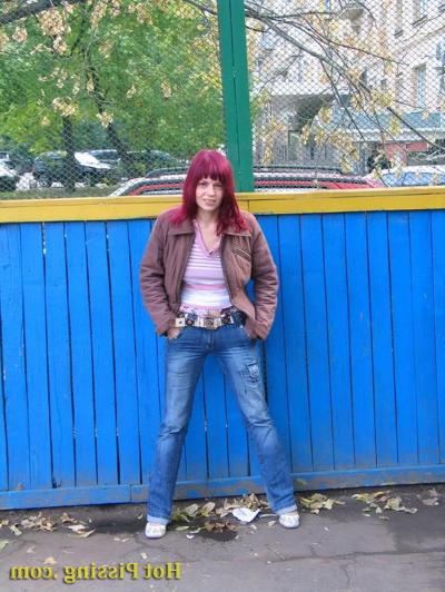 15P Nasty girl pulls down her jeans and empties her bladder in the street