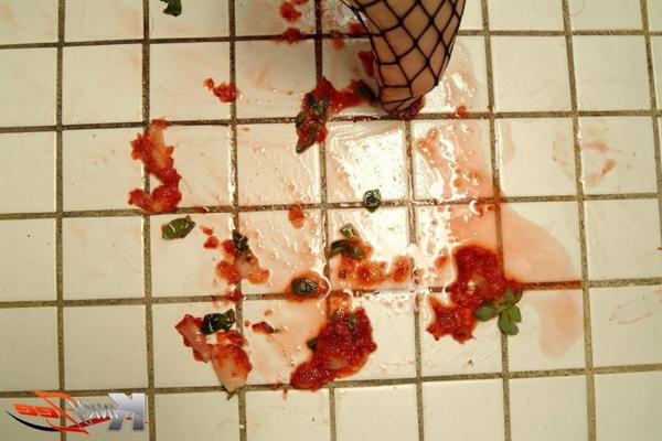 15P Kinky écrase des fraises avec ses pieds dans un gant en résille