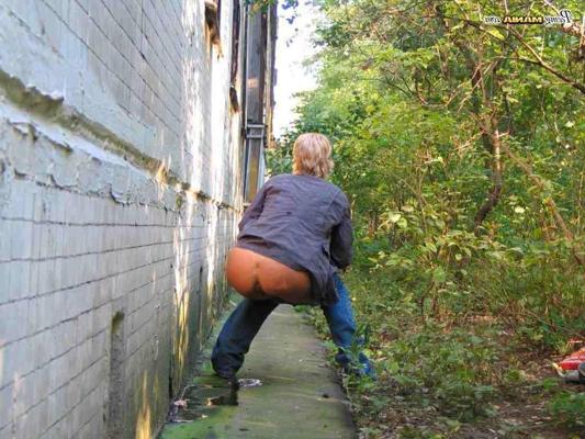 16P Chica rubia meando al aire libre