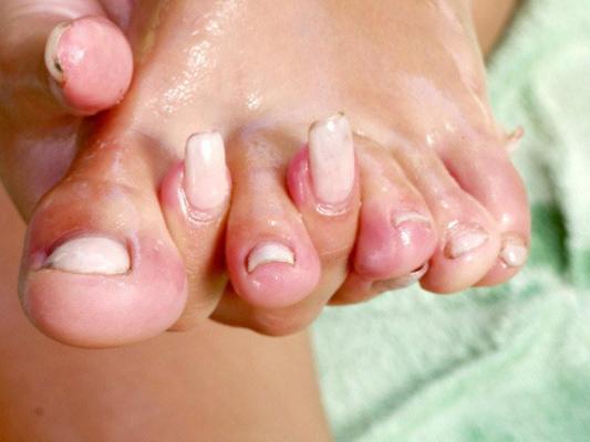 15P Nena caliente masajeando sus pies aceitados