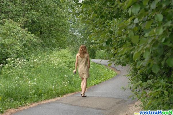 16P Sexy rothaariger Teenager pinkelt mitten auf der Straße