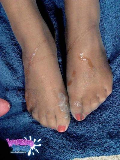 16P Pantyhose Blond Give Footjob