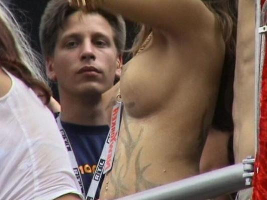 20P Tattooed girl shows boobs in public