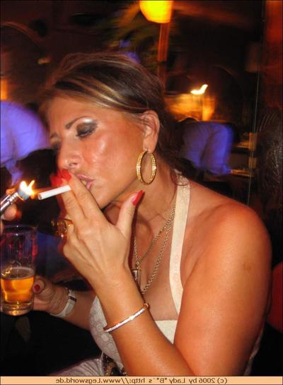 12P Dame en bas taquine des inconnus au bar