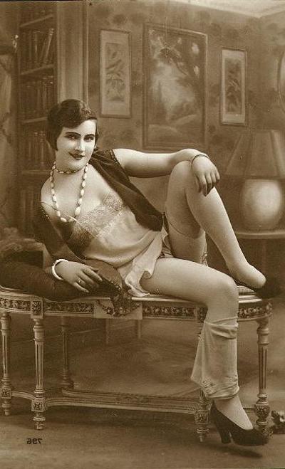 16P Vintage babes in classy stockings