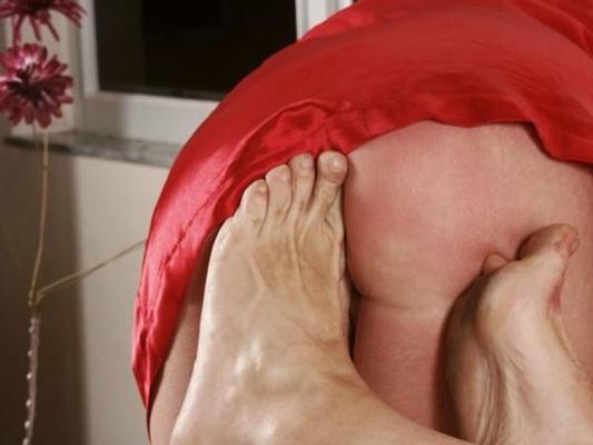 17P Wife lick all feet to her husband