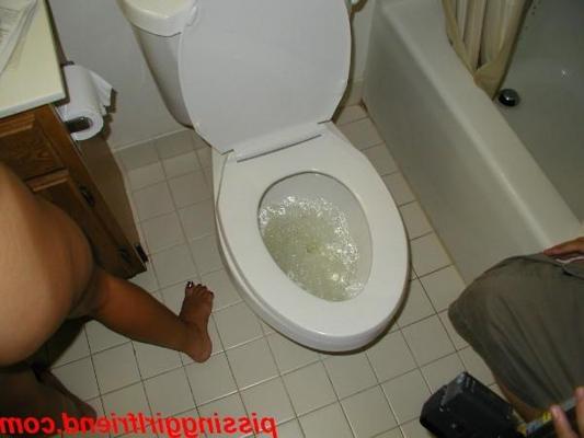 16P Petite amie blonde qui pisse mouillée
