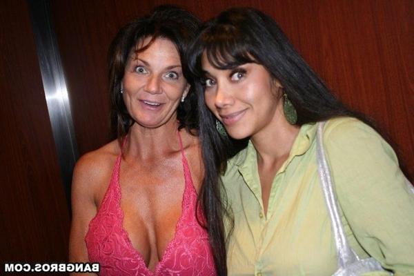 16P two horny mature girl wild in an FFM action