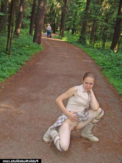 14P Overbold hoochie reveals her most intimate places in the busy alley
