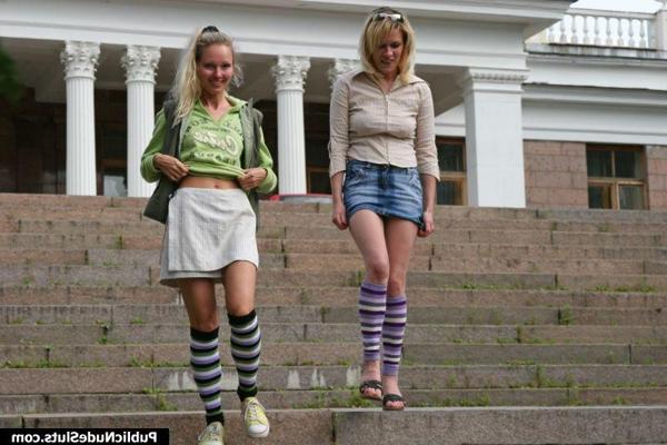 15P Deux filles blondes font défiler leurs culs devant un immeuble