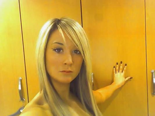 25P ルーシー、英国出身の史上最高のティーンがハッキングされたウェブカメラの写真は驚くべき