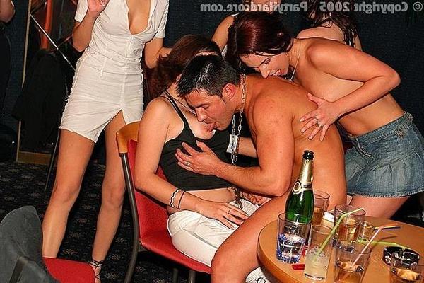 16P Infirmières écolières faisant des strip-teaseuses