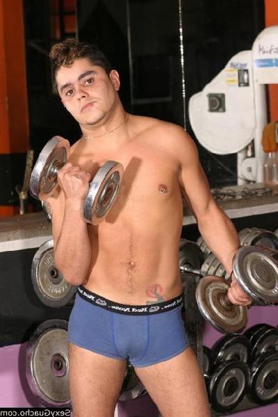 12P Schwuler Kerl trainiert im Fitnessstudio Gewichte und sucht nach anderen Männern
