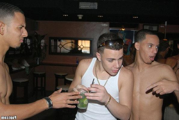 12P Cette fête papi prend le contrôle du club dans ce clip de film d'action tueur sur mec.