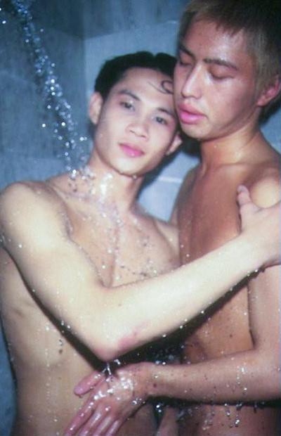 20P Two eastern twinks having oral fun after a stroll along the city